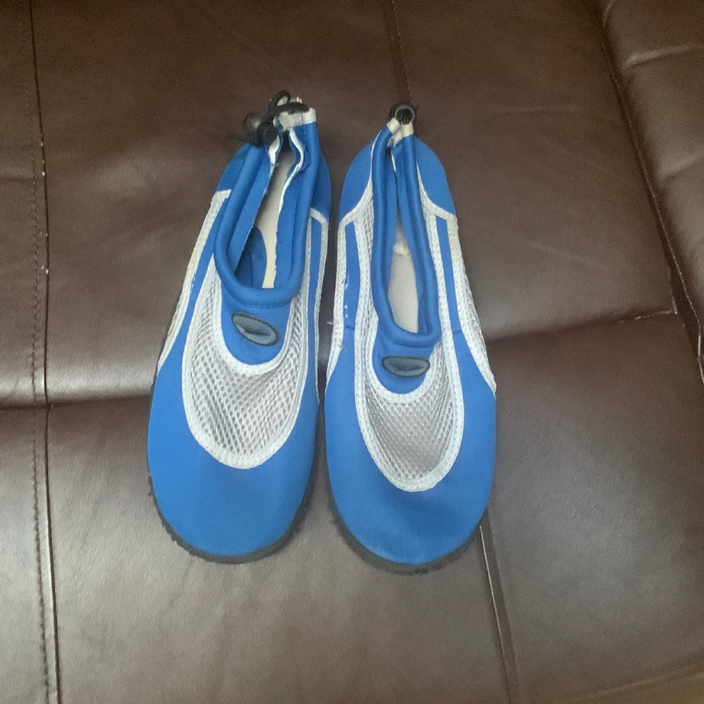 Selling swimming shoes in very good condition any questions feel free to ask.😊